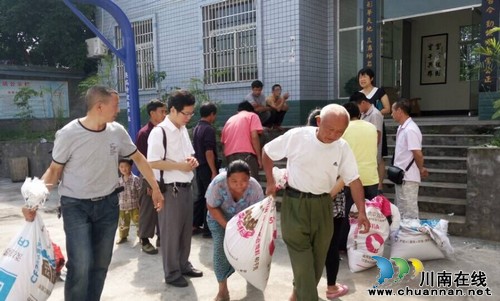 林丰乡:农村贫困残疾人喜领生产扶持物资(图2) 林丰乡:农村贫困残疾人喜领生产扶持物资(图2)