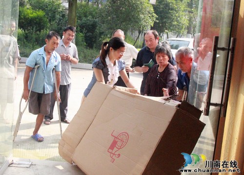方洞镇：免费向贫困残疾人发放辅助器具(图1)