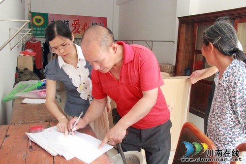 方洞镇：免费向贫困残疾人发放辅助器具(图2)