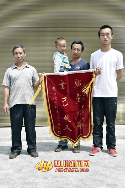 泸州3岁小孩河边嬉戏落水&nbsp;好小伙挺身相救获赞(图2)