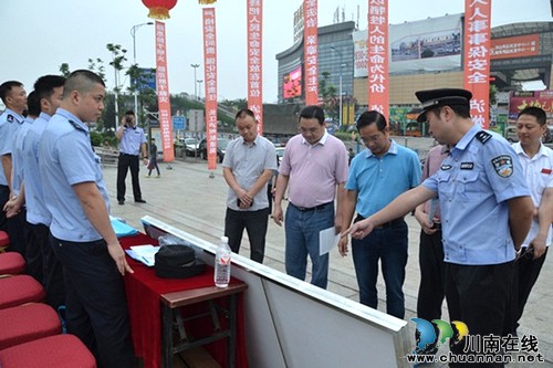 长航公安局泸州分局参加“安全生产月”活动(图2)