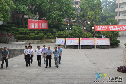 泸县第一中学迎“六五”普法县级检查验收(图1)