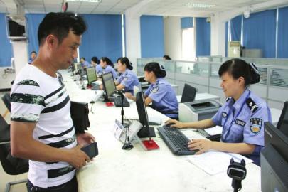 宜宾交警推便民服务 中午也可以办理车管业务(图1) 宜宾交警推便民服务 中午也可以办理车管业务(图1)