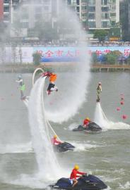 端午赛龙舟 内江甜城湖上演水上速度与激情(图1) 端午赛龙舟 内江甜城湖上演水上速度与激情(图1)