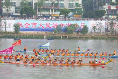 端午赛龙舟 内江甜城湖上演水上速度与激情(图2) 端午赛龙舟 内江甜城湖上演水上速度与激情(图2)