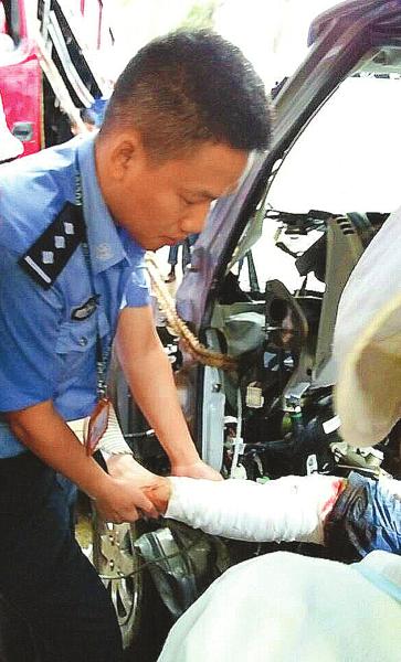 司机出车祸被困车中 宜宾交警托举左腿50分钟(图1) 司机出车祸被困车中 宜宾交警托举左腿50分钟(图1)