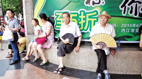 内江：热浪袭甜城&nbsp;市民咋“降温”？(图2)