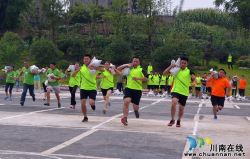 泸州举办第二届职工趣味运动会农民工专场比赛(图3) 泸州举办第二届职工趣味运动会农民工专场比赛(图3)