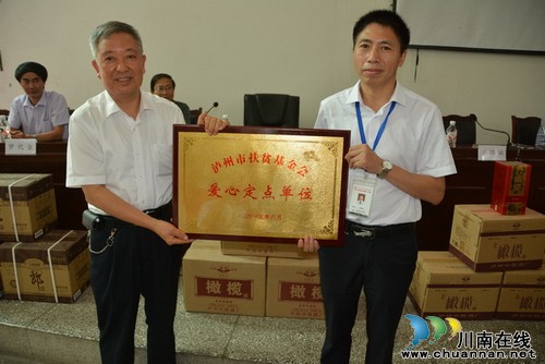 泸县一中：爱心义卖热情高，学子上学众人帮(图3)