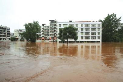 内江遇今夏首场区域性暴雨(图1)