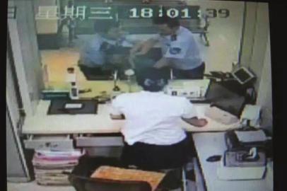 自贡“保安”银行持枪打劫?原来是抓毒贩(图1) 自贡“保安”银行持枪打劫?原来是抓毒贩(图1)