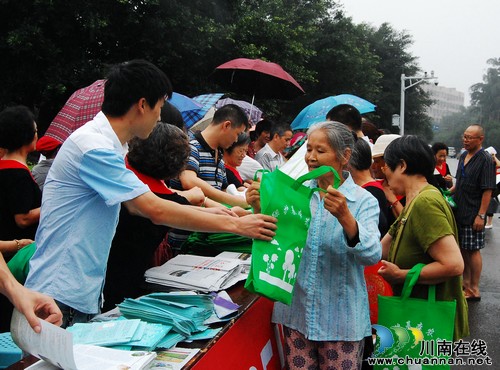 泸州:“6.25全国土地日” 宣传热起来(图2) 泸州:“6.25全国土地日” 宣传热起来(图2)