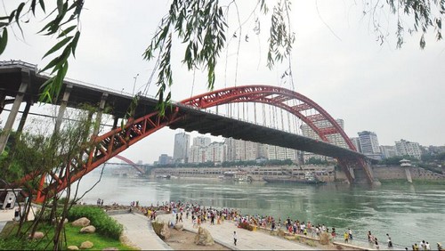 提醒:长江边戏水 宜宾市民警惕水位涨哦(图2) 提醒:长江边戏水 宜宾市民警惕水位涨哦(图2)