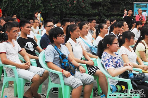 “潭酒勤工助学”活动助力高考学子阳光前行(图2) “潭酒勤工助学”活动助力高考学子阳光前行(图2)