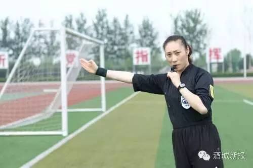 中国军中唯一国际级女足裁判&nbsp;美爆所有人的眼！(图2)
