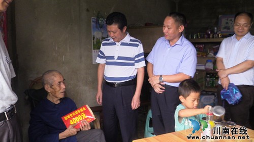 泸县县委常委、宣传部长颜习林到潮河镇慰问困难党员(图2)