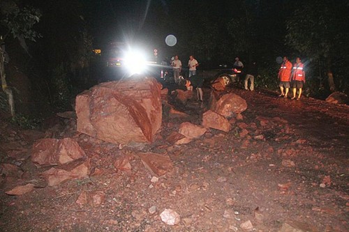 宜宾：凌晨山体塌方堵路&nbsp;交警冒雨徒手清障(图1)