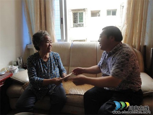 纳溪区卫计局走访慰问60年党龄以上老党员(图2)
