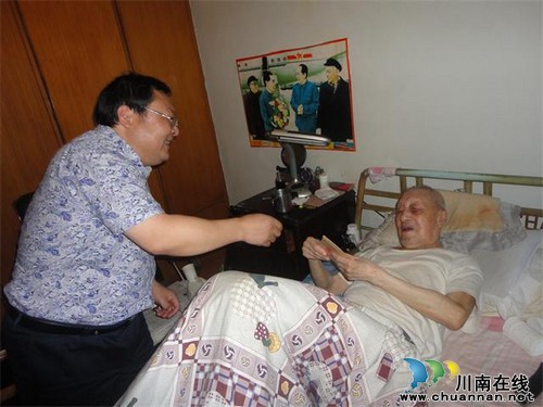 纳溪区卫计局走访慰问60年党龄以上老党员(图1)