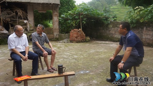 泸县政法委书记张文杰到立石镇慰问困难党员(图2) 泸县政法委书记张文杰到立石镇慰问困难党员(图2)