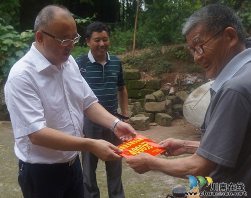 泸县政法委书记张文杰到立石镇慰问困难党员(图1) 泸县政法委书记张文杰到立石镇慰问困难党员(图1)