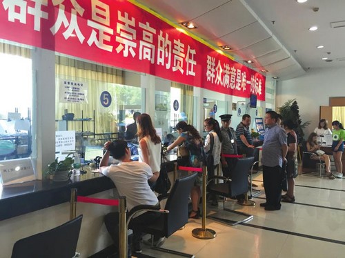 宜宾出入境办证迎高峰(图1) 宜宾出入境办证迎高峰(图1)