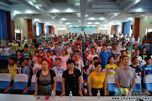 泸州十八中举行小学2015届毕业典礼(图2) 泸州十八中举行小学2015届毕业典礼(图2)