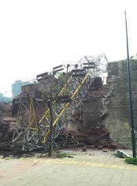 自贡富顺输电铁塔倒塌&nbsp;土坡砸出裂缝(图1)