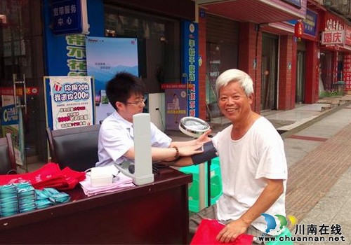 纳溪区开展7.11世界人口日宣传活动(图2)