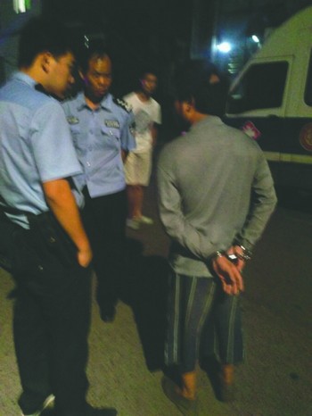 泸州:男子医院行窃 撞到个学散打的(图3) 泸州:男子医院行窃 撞到个学散打的(图3)