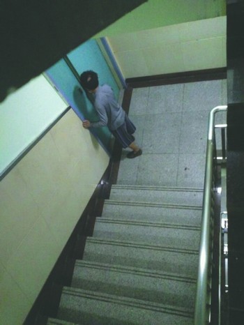 泸州:男子医院行窃 撞到个学散打的(图1) 泸州:男子医院行窃 撞到个学散打的(图1)