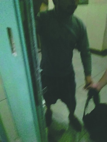 泸州:男子医院行窃 撞到个学散打的(图2) 泸州:男子医院行窃 撞到个学散打的(图2)
