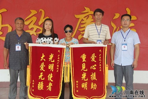 毗卢镇:白内障复明工程暖人心 患者送锦旗表谢意(图1) 毗卢镇:白内障复明工程暖人心 患者送锦旗表谢意(图1)