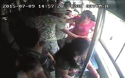 泸州:&nbsp;嫌公交车开得慢&nbsp;女乘客掐住乘务员脖子(图1)