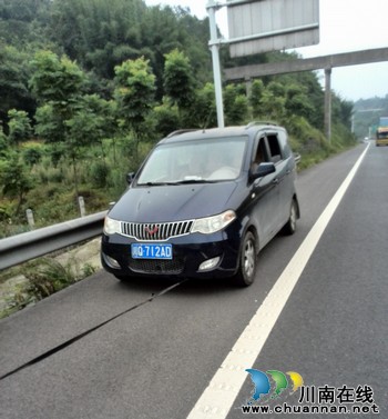 纳黔高速交警为司机送油受称赞(图1) 纳黔高速交警为司机送油受称赞(图1)