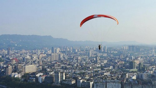 四省市滑翔高手“空降”宜宾飞行节(图1) 四省市滑翔高手“空降”宜宾飞行节(图1)