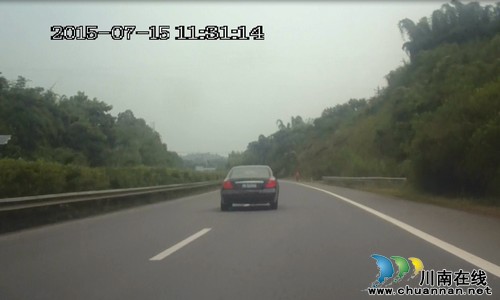 高速公路上5分钟3次不按规定变换车道被查处(图1)