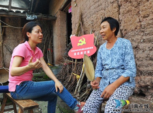 泸州:流动信访室“走进”灾民家(图3) 泸州:流动信访室“走进”灾民家(图3)