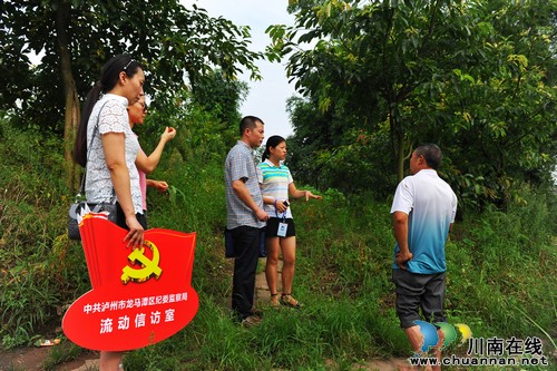 泸州:流动信访室“走进”灾民家(图1) 泸州:流动信访室“走进”灾民家(图1)
