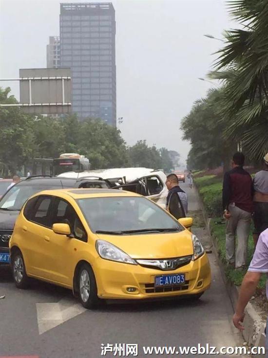 泸州景观大道昨发生六车连环相撞事故(图1)