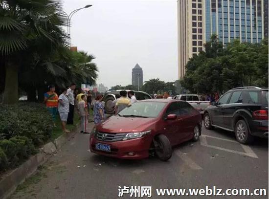 泸州景观大道昨发生六车连环相撞事故(图9)