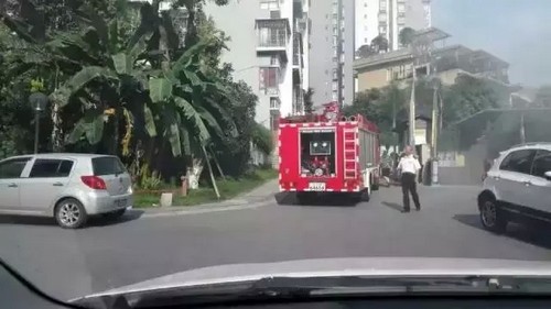 乱丢烟头引发火灾 泸州一小区停车库险引燃(图2) 乱丢烟头引发火灾 泸州一小区停车库险引燃(图2)