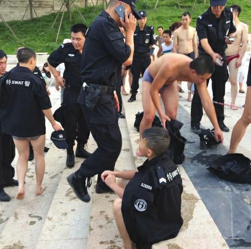 宜宾:男孩瞒父母长江游泳溺水&nbsp;巡警跳江救人(图2)