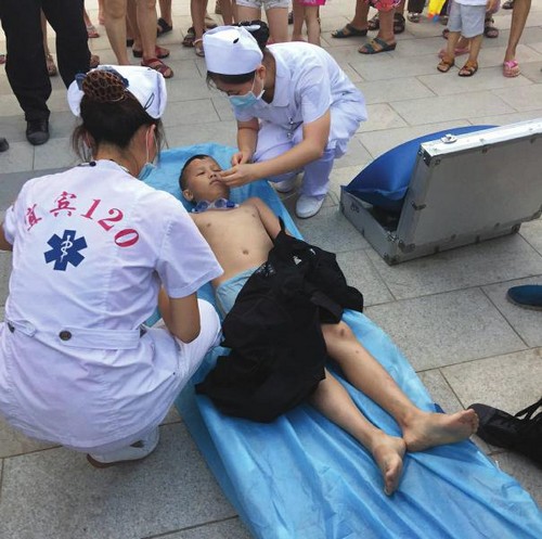 宜宾:男孩瞒父母长江游泳溺水&nbsp;巡警跳江救人(图1)