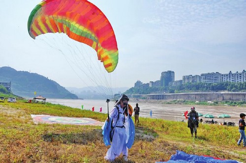 宜宾市暨川滇黔渝滑翔伞汉服飞行节开幕(图1)