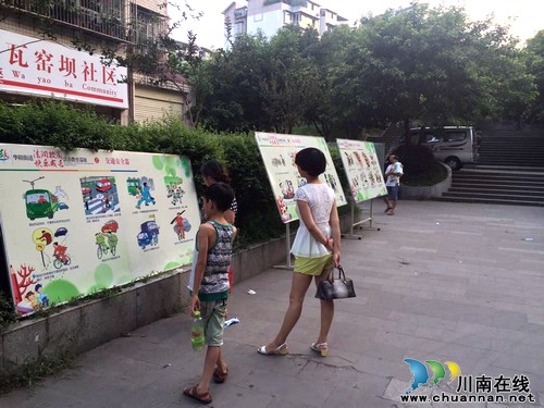 华阳街道：开展法治宣传教育巡展进小区活动(图1)
