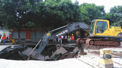 大雨后泸州街道现大坑 修复时间至少半个月(图1) 大雨后泸州街道现大坑 修复时间至少半个月(图1)