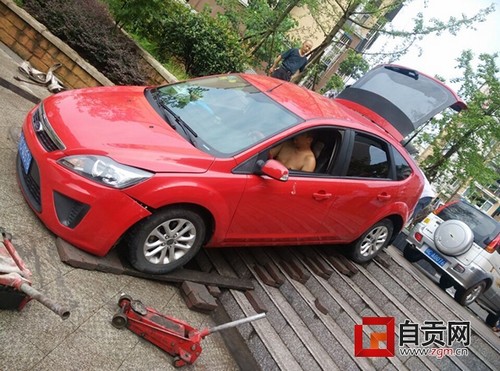自贡女司机误把梯坎当车道直接开冲(图1)