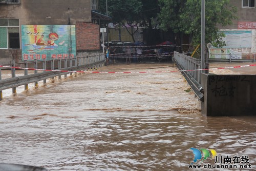 奇峰镇:暴雨再次来袭 镇村干部奔赴前线抗汛抢险(图1) 奇峰镇:暴雨再次来袭 镇村干部奔赴前线抗汛抢险(图1)