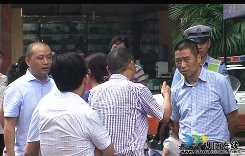 薛学深到奇峰镇曹市场指导防汛减灾工作(图2) 薛学深到奇峰镇曹市场指导防汛减灾工作(图2)
